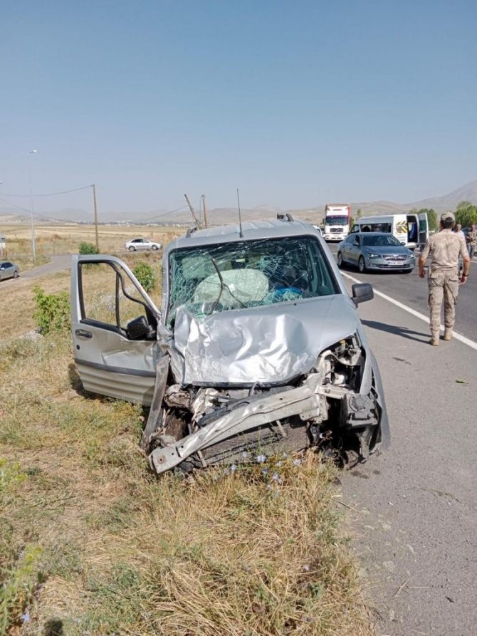Ağrı’da Meydana Gelen Trafik Kazasında 12 Kişi Yaralandı