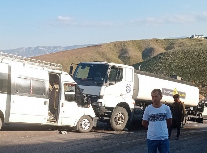 Ankara’da Tarım İşçilerini Taşıyan Minibüs Su Tankeri İle Çarpıştı: 8 Yaralı