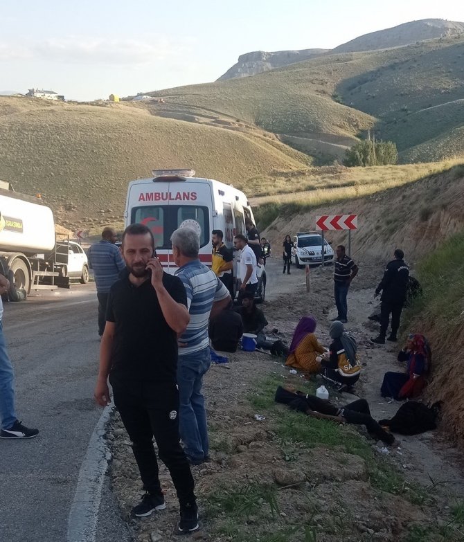 Ankara’da Tarım İşçilerini Taşıyan Minibüs Su Tankeri İle Çarpıştı: 8 Yaralı