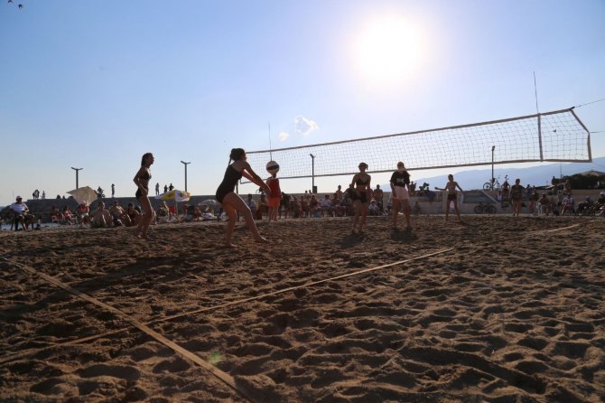 Edremit Sahilleri Plaj Voleybolu İle Renklendi