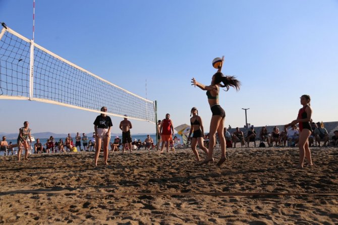 Edremit Sahilleri Plaj Voleybolu İle Renklendi