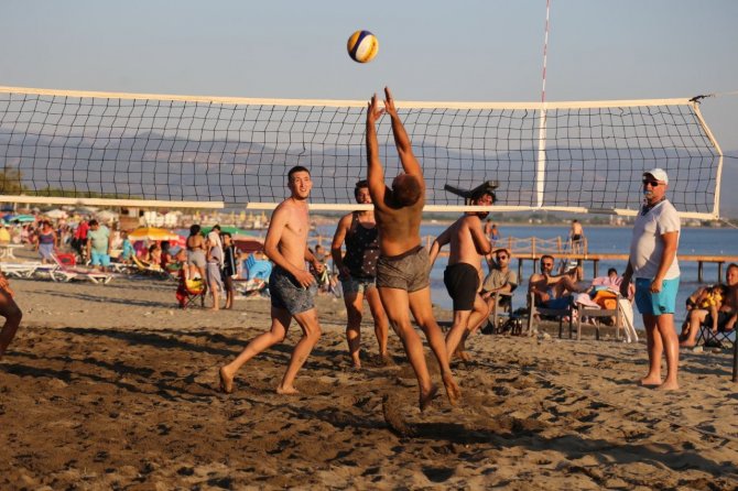 Edremit Sahilleri Plaj Voleybolu İle Renklendi