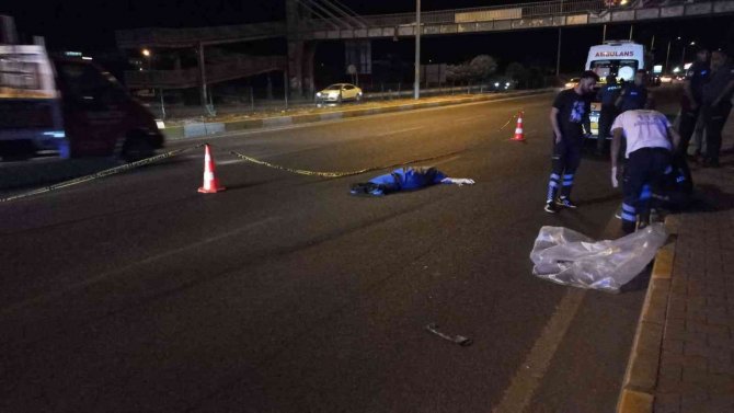 Karşıdan Karşıya Geçerken İki Otomobilin Çarptığı Yaya Öldü