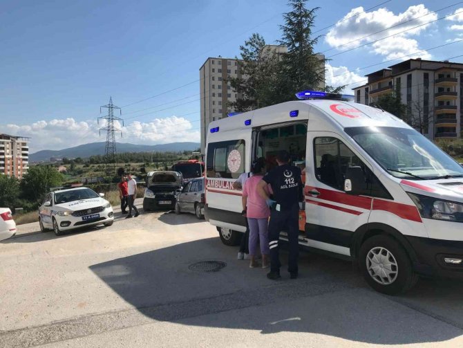 Bilecik’te 2 Araç Kafa Kafa Çarpıştı, 3 Kişi Yaralandı