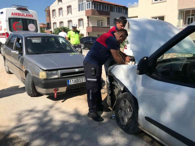 Bilecik’te 2 Araç Kafa Kafa Çarpıştı, 3 Kişi Yaralandı