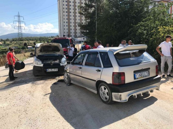 Bilecik’te 2 Araç Kafa Kafa Çarpıştı, 3 Kişi Yaralandı