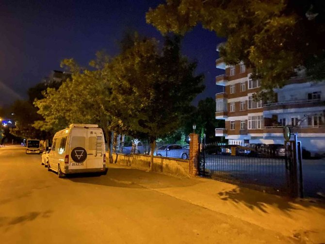 Bisiklet Hırsızı Balkondan Kendisine Fırlatılan Tencereyi De Çaldı