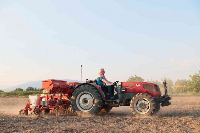 Poşuyu Takıp Traktörün Direksiyonuna Geçen Başkan, İlk Tohumları Toprakla Buluşturdu