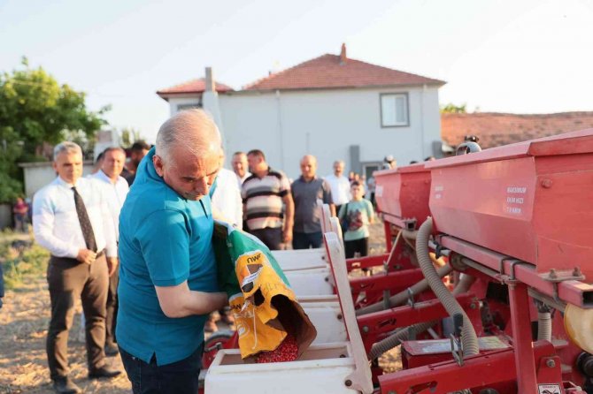 Poşuyu Takıp Traktörün Direksiyonuna Geçen Başkan, İlk Tohumları Toprakla Buluşturdu