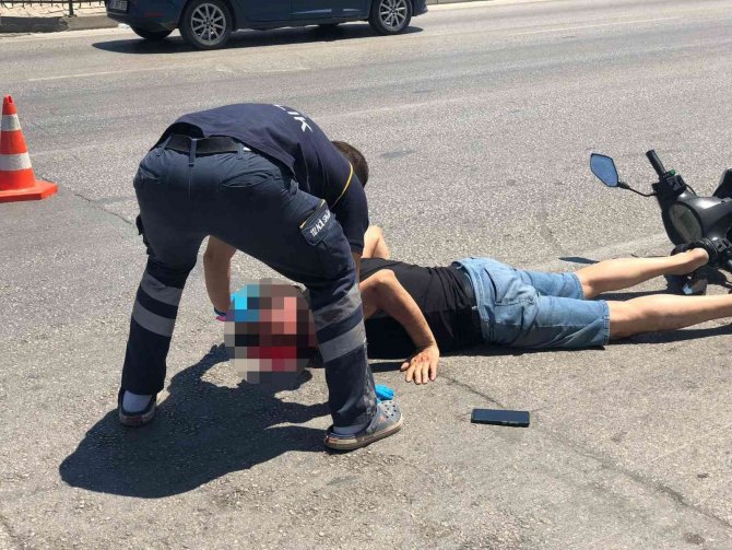 Otomobile Çarpan Motosikletteki Sürücü Ağır Yaralandı