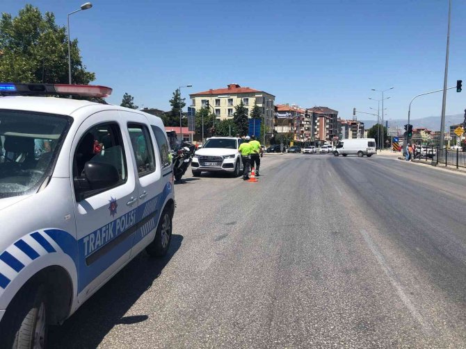 Otomobile Çarpan Motosikletteki Sürücü Ağır Yaralandı