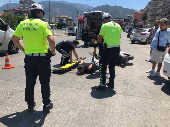 Otomobile Çarpan Motosikletteki Sürücü Ağır Yaralandı