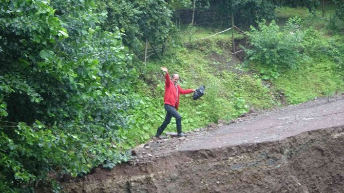 Heyelan Nedeniyle Mahallesine Ulaşım Kapandı, Ölümü Göze Alıp Dereden Geçti