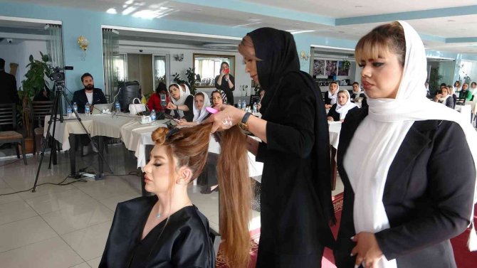 İ̇ranlı Kadın Kuaförleri Önce Eğitim Aldı Sonra Tarihi Yerleri Gezdi