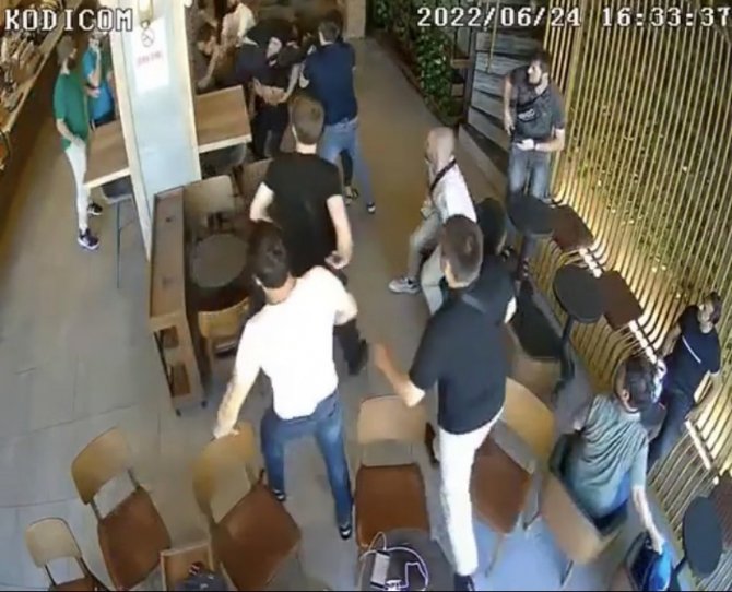 İ̇stanbul’da Kafeteryada Kavga, Güreşçi Gibi Kündeye Getirdi
