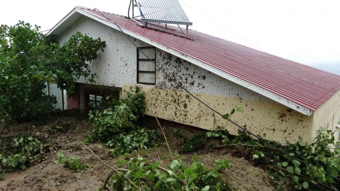 Ordu’da Heyelan Sonucu 4 Ev Hasar Aldı, Bir Köprü Uçtu, Heyelan Yollara Zarar Verdi