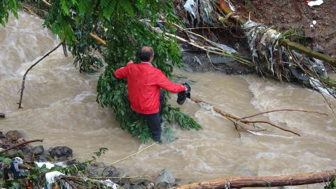 Heyelan Nedeniyle Mahallesine Ulaşım Kapandı, Ölümü Göze Alıp Dereden Geçti