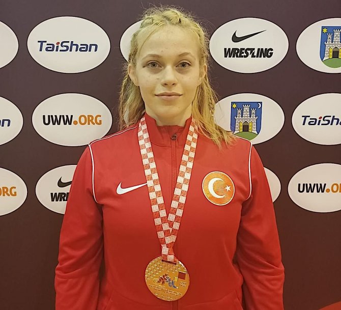 Bursa Büyükşehir Belediyesporlu Güreşçi Yağmur Şen Avrupa Üçüncüsü Oldu