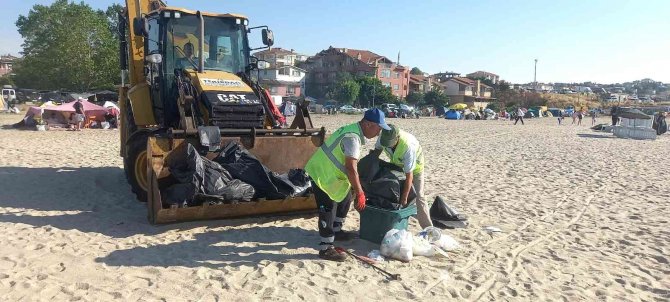 İ̇lçenin Nüfusu 1 Milyona Çıktı, Tatilcilerden Geriye Tonlarca Çöp Kaldı