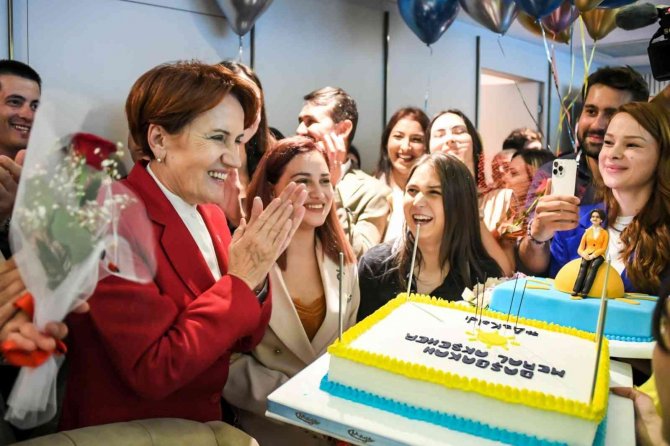 İ̇yi̇ Parti Lideri Akşener’e Doğum Günü Sürprizi