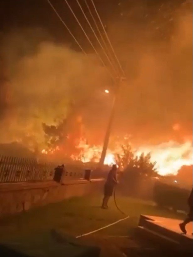 İ̇zmir’de Evlere Yakın Noktada Yangın