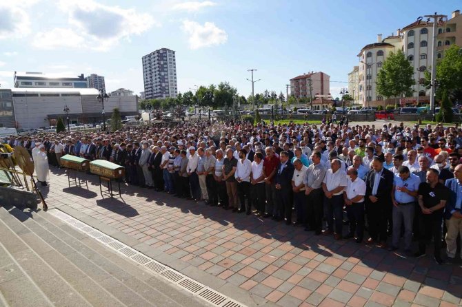 Kastamonu’daki Feci Kazada Ölen Amca Ve Yeğeni Toprağa Verildi