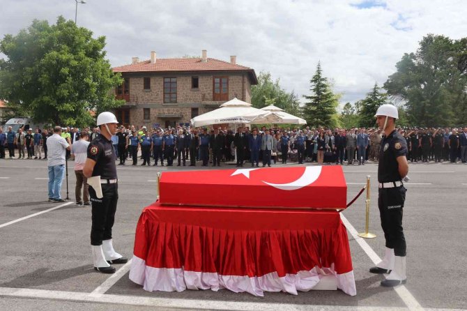 Polis Memuru Kalbine Yenik Düştü