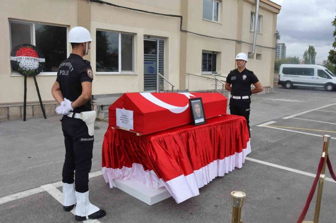 Polis Memuru Kalbine Yenik Düştü