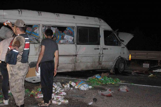 Kilis’te Gıda Yüklü Minibüs Devrilmesi Sonucu Karayolu Trafiğe Kapandı