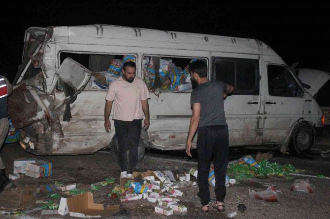 Kilis’te Gıda Yüklü Minibüs Devrilmesi Sonucu Karayolu Trafiğe Kapandı