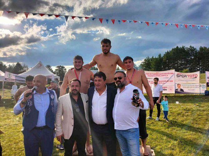 Döşemealtı Güreş Takımı 21 Madalyayla Döndü