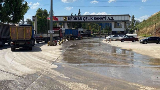 Fabrikanın Bacasından Çıkan Duman İsyan Ettirdi