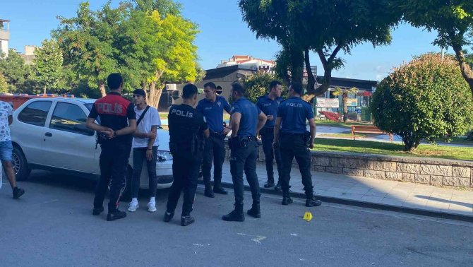 Parkta Otururken Silahlı Saldırıya Uğrayan Baba Ve Oğlu Yaralandı