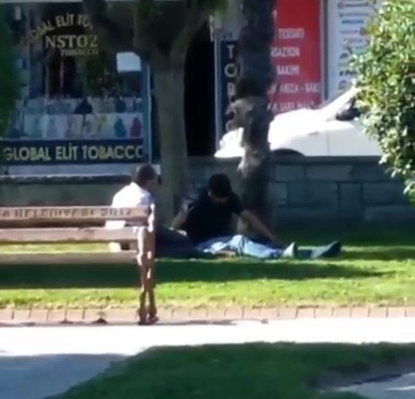 Parkta Otururken Silahlı Saldırıya Uğrayan Baba Ve Oğlu Yaralandı