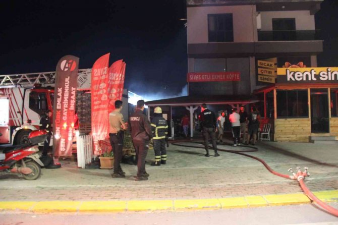 İ̇ş Yeri Fırını Alevlere Teslim Oldu, Dumanı Görenler Panik Yaşadı