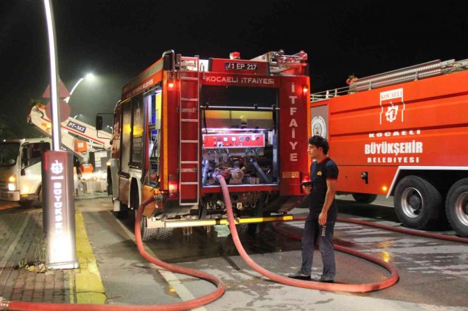 İ̇ş Yeri Fırını Alevlere Teslim Oldu, Dumanı Görenler Panik Yaşadı