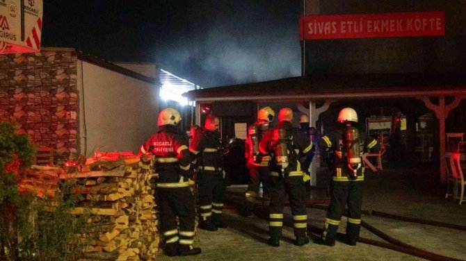 İ̇ş Yeri Fırını Alevlere Teslim Oldu, Dumanı Görenler Panik Yaşadı