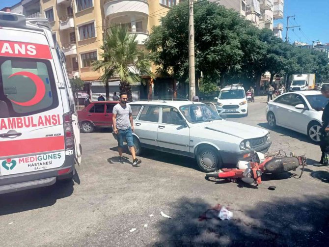 Manisa’da Otomobil Motosikletle Çarpıştı: 3 Yaralı