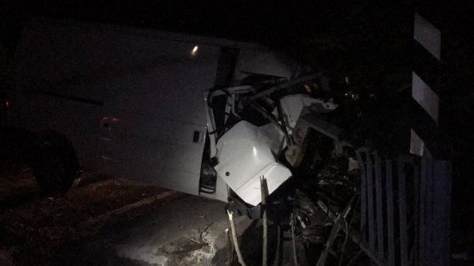 Manisa’da Kamyonet Köprü Korkuluğuna Çarptı: 1 Ağır Yaralı