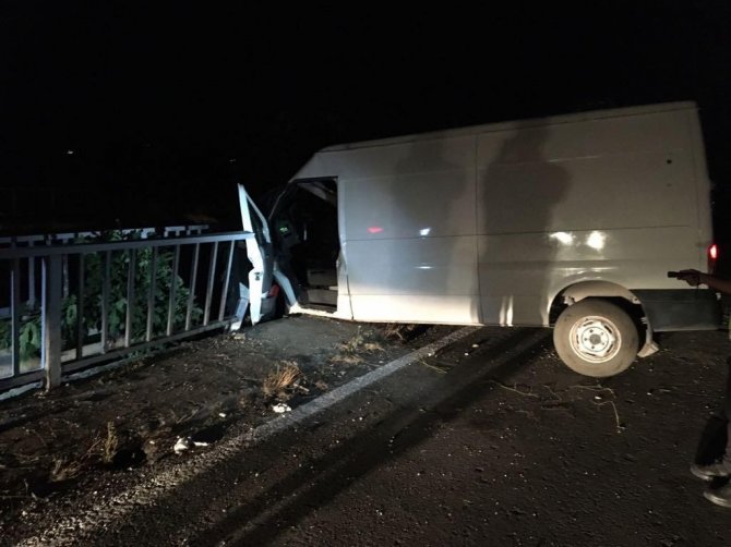 Manisa’da Kamyonet Köprü Korkuluğuna Çarptı: 1 Ağır Yaralı