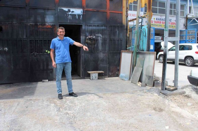 Dükkanına 5 Kez Hırsız Giren İş Yeri Sahibinin Bu Sefer De Aracını Çaldılar
