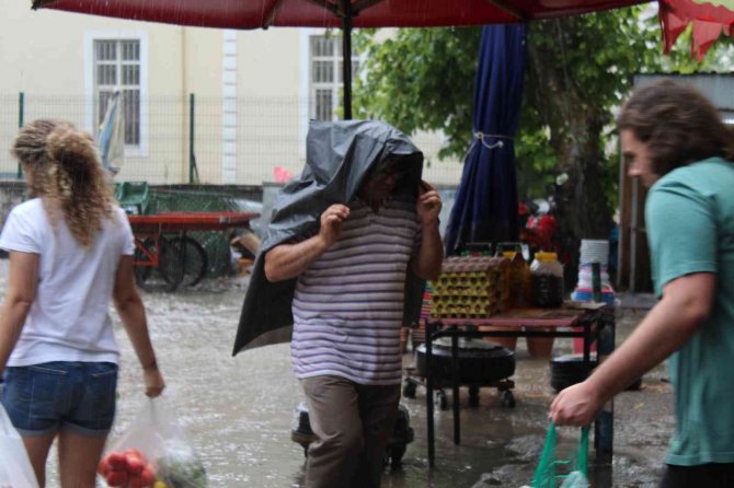 Yağmur Aniden Bastırdı, Vatandaşlar Zor Anlar Yaşadı