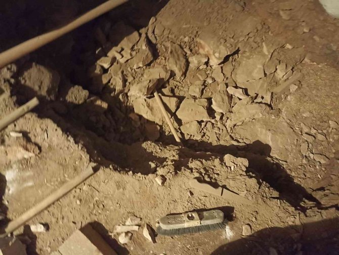 Antalya’da Evde Kaçak Kazı Yapan Şüpheliler Yakalandı