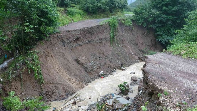 Heyelan Nedeniyle Mahallesine Ulaşım Kapandı, Ölümü Göze Alıp Dereden Geçti