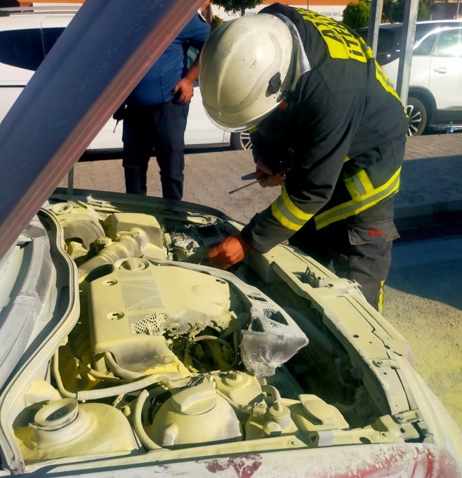 Otomobildeki Yangın Büyümeden Söndürüldü
