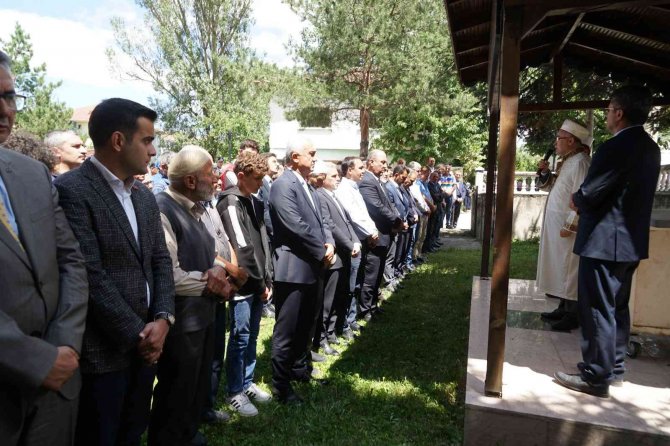 Selde Hayatını Kaybeden Gencin Ailesi Hacdan Geldi, Cenazesi Toprağa Verildi