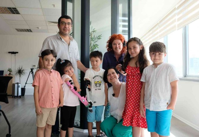 Robot Eller Çocukların Yüzünü Güldürdü