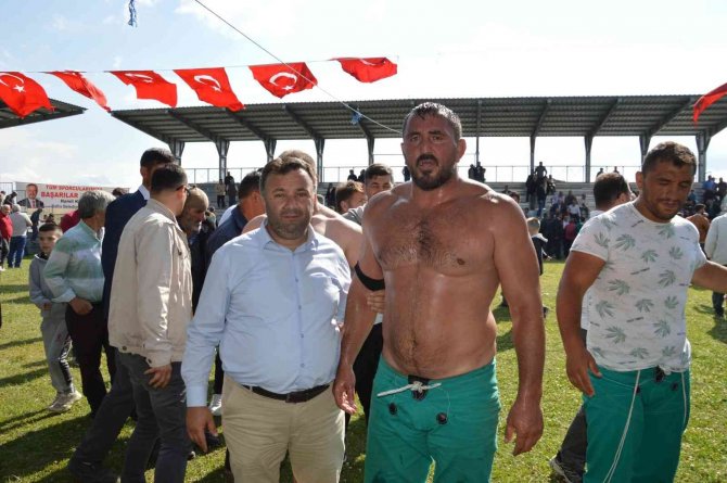 Bengü Güreşlerinde Başpehlivan Fatih Kambur