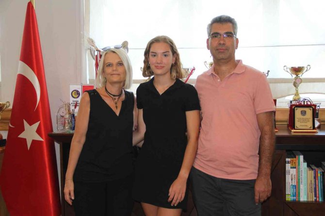 Yks’de Ayt Eşit Ağırlık Birincisi Selin: “Birinciliği Beklemiyordum, Çok Mutluyum”