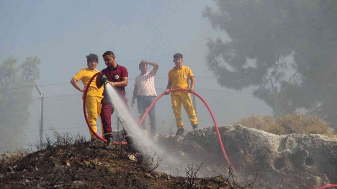 Silifke’de Çalılık Yangını Büyümeden Söndürüldü